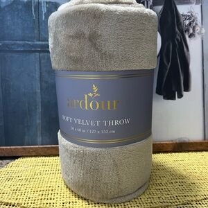 Ardour Soft Velvet Throw Blanket